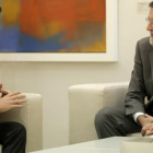Mariano Rajoy y Alberto Garzón, este lunes, durante la reunión que han mantenido en la Moncloa.-JOSÉ LUIS ROCA
