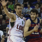 Abrines, en un partido europeo esta temporada, ante Claver, su posible relevo en el Barça-LLUIS GENE / AFP