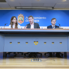 Carolina Álvarez, Javier Lacalle y César Barriada en la comparecencia de ayer en la sala de prensa. RAÚL G. OCHOA