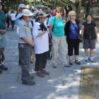 Un grupo de visitantes atiende las explicaciones de una guía de turismo en el paseo de El Espolón.-ISRAEL L. MURILLO