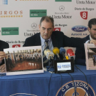 Fernando Andrés y Miguel Ángel Benavente muestran en dos fotos la diferencia de trato recibido por el CSD, en presencia del abogado David García, ayer.-RAÚL OCHOA