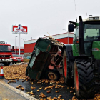 Colisión de un camión con un tractor en la carretera N-VI a su paso por Riego de la Vega (León)-Ical