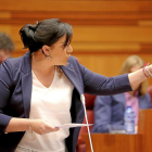 Ana Sánchez dirigiéndose al Ejecutivo para pedir el cese del consejero de Sanidad.-JAVIER BARBANCHO