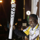 Pelé sostiene una antorcha olímpica en el museo que lleva su nombre, en Sao Paulo, el pasado 22 de julio.-