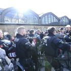 Agentes de la Policía vigilan la llegada de pasajeros a la estación central de Hamburgo hoy, 6 de julio de 2017. La Cumbre del G20 (o G-20 o Grupo de los Veinte).-EFE