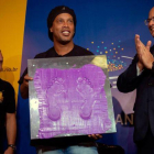 Ronaldinho deja sus huellas en el paseo de la fama del Maracaná.-MAURO PIMENTEL