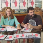 La concejala de Turismo, Celia Bombín, junto a los actores de Mar Rojo Producciones.-L.V.