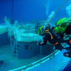 Un buzo participando en las labores de extracción del barco del fondo marino.-AP