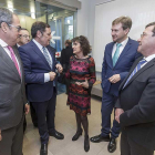 Esther Reyes, en el centro, recibió a las autoridades sanitarias y políticas.-SANTI OTERO