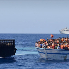 Rescate de 369 inmigrantes a la deriva en un bote de madera, en aguas al norte de Libia, a cargo de la nave británica HMS Bulwark, en mayo del 2015-EFE / MINISTERIO DE DEFENSA BRITÁNICO