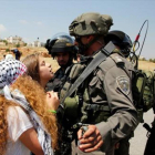 Ahed Tamimi se encara a soldados israelís, en Nabi Saleh, en mayo.-AFP/ABBAS MOMANI