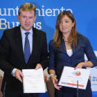 El alcalde, Javier Lacalle, y la concejal de Turismo, Carolina Blasco, posan con el documento.-ISRAEL L. MURILLO