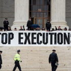 Una manifestación en contra de la pena de muerte en el Tribunal Supremo estadounidense.-BRENDAN SMIALOWSKI