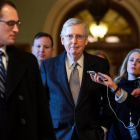 El lider republicano en el Senado de Estados Unidos  Mitch McConnell  conversa con los medios mientras abandona el Capitolio  en Washington, Estados Unidos.-JIM LO SCALZO / EPA