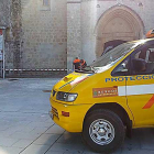 Efectivos de Protección Civil acordonan la zona del monasterio en la que se produjo el desprendimiento.-J.M.P.