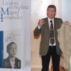El catedrático Jesucristo Riquelme desgranó las novedades de las obras completas del poeta.-Israel L. Murillo