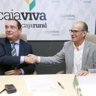 Ramón Sobremonte (Cajaviva) y Roberto Tapia tras la firma del convenio.-RAÚL G. OCHOA