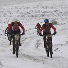 Un grupo de participantes transita por un tramo completamente cubierto de nieve-Desafío de Helios