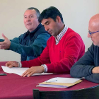 (De izq. a dch.), Donaciano Dujo y Esteban Martínez junto a Rafael Díaz, secretario de Asaja Burgos.-ECB