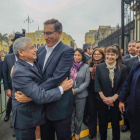 El primer ministro (izquierda) César Villanueva y el presidente de Perú, Martín Vizcarra, en un abrazo previo a la presentación del primer ministro ante el pleno del Congreso para pedir la confianza del Legislativo.-AP
