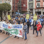La manifestación por la sanidad pública que recorrió el centro de la ciudad a su entrada a la plaza Mayor.-SANTI OTERO