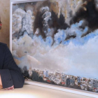 Javier Martínez, ‘Javito’, junto a una de las piezas de la muestra en la que se ve una vista de la asediada Atenas.-Israel L. Murillo