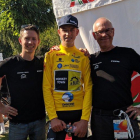 Molenaar posa con el maillot de líder del Tour de Rumanía.-TWITTER / @turulromaniei