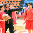 Porfi Fisac explica un ejercicio durante el clínic celebrado ayer en El Plantío.-RODRIGO ALCALDE / BASKET BURGOS 2002