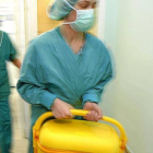 Un equipo de médicos transporta un órgano para ser trasplantado-ECB