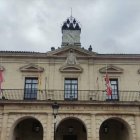 Banderas a media asta en el Ayuntamiento de Miranda de Ebro por la pérdida de dos vecinos en el naufragio de Terra Nova. ECB