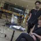 Carlos Maté y Elena Urucatu, en una de las mesas que forman la instalación ‘Memorias inventadas’, que ocupa la Sala Código UBU.-Santi Otero