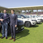 Luis Belli y Franco Caselli escoltan a Julián Alonso durante la presentación de los Jeep que utilizará el personal del club, ayer, en El Plantío.-SANTI OTERO