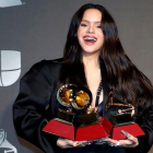 Rosalía posa con los tres premios que se llevó anoche al Mejor Álbum del año, Mejor álbum vocal pop contemporáneo y Mejor canción urbana durante la vigésima edición de los Latin Grammy.-EFE / NINA PROMMER