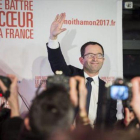 Benoît Hamon saluda en París, el domingo, tras ganar la primera vuelta de las primarias de los socialistas.-EFE / JEREMY LEMPIN