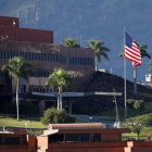 La bandera de los EEUU se ve en las afueras de la Embajada en Caracas.-REUTERS Carlos Garcia Rawlins
