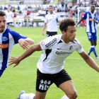 Wilson persigue un balón ante la presión del jugador del Alavés B Perera, ayer, en El Plantío.-ISRAEL L. MURILLO