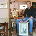 Fernando Pérez del Río sujeta uno de los cuadros que exhibe en el local.-Raúl Ochoa