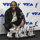 Kendrick Lamar posa con los cinco premios que ha recogido por HUMBLE.-AP / JORDAN STRAUSS