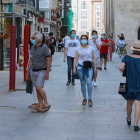 Numerosas personas paseando por la calle de La Paloma, la mayoría con mascarilla. / RAÚL G. OCHOA