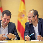 Luis Tudanca y Luis Fuentes bromean durante la reunión.-Ical