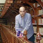 Jesús Toledano posa en la biblioteca del Monasterio de San Agustín con un ejemplar de la obra.-Raúl Ochoa