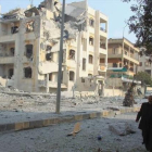 Un hombre camina entre edificios dañados por los bombardeos rusos en la ciudad siria de Idleb.-REUTERS / AMMAR ABDULLAH