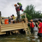 Equipos de socorristas fueron registrados este domingo al asistir a varias personas afectadas por las inundaciones, tras el paso de huracán Harvey, en Houston (Texas, EE.UU.).-EFE