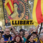 Manifestantes dan su apoyo a Torra a su llegada al TSJC.-JORDI COTRINA