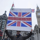 Varias personas participan en la manifestación a favor del "brexit" en el Old Palace Yard, en Londres, Reino Unido, este 23 de enero.-HAYOUNG JEON / EFE