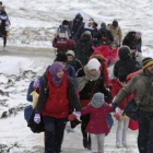 Familias de refugiados tras cruzar la frontera de Macedonia, este lunes.-REUTERS / MARKO DJURICA