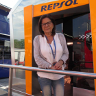 Basi Ramal, madre de Dani Pedrosa, en la puerta del hospitality de Repsol en Montmeló-EMILIO PÉREZ DE ROZAS