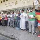 Decenas de personas se sumaron a la concentración convocada ayer en Burgos por el centro islámico Attaqwa tras la oración del viernes.-S. OTERO