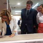 La alcaldesa firma en apoyo a la candidatura de Aranda. ECB
