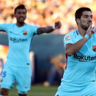 Luis Suárez celebra ante Paulinho su segundo gol al Leganés.-REUTERS / JUAN MEDINA